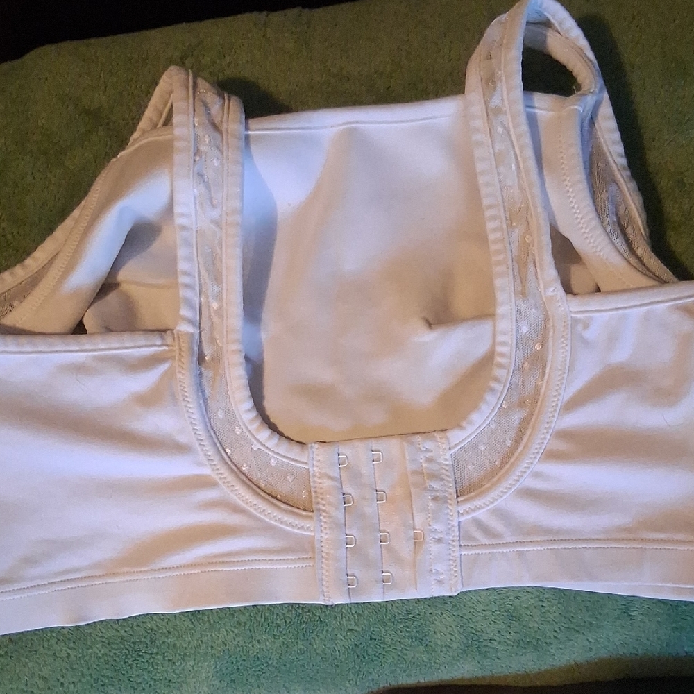 White Sports Bra with Adjustable Straps and Smooth Cups